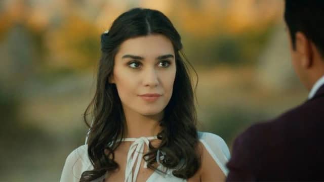 Burcu Kıratlı Biyografisi foto galeri 4