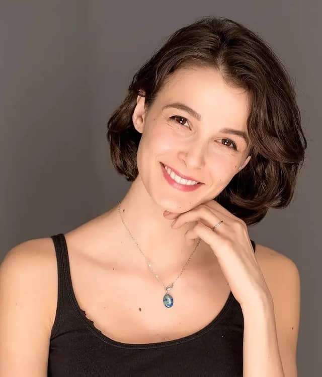 Büşra Develi Biyografisi foto galeri 4