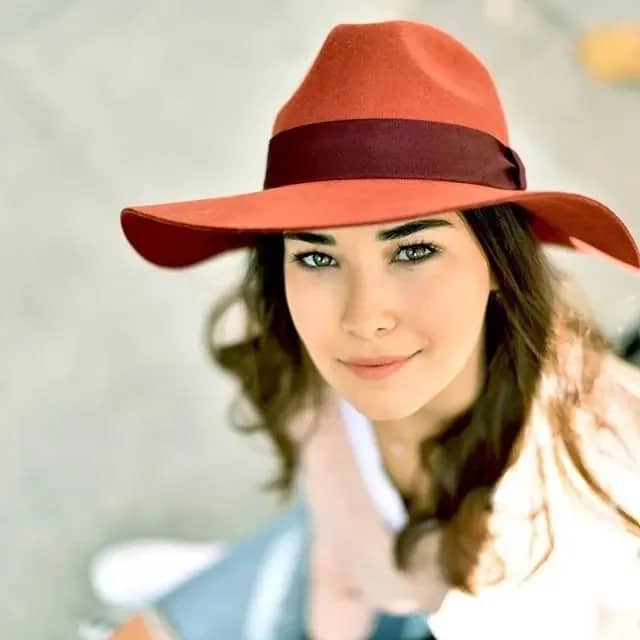 Defne Hatipoğlu Biyografisi foto galeri 1