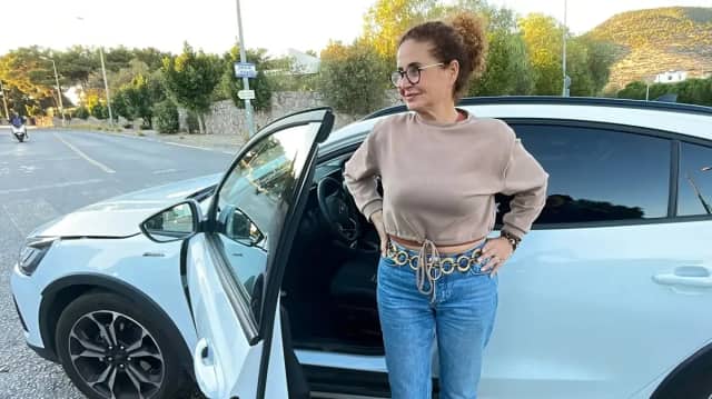 Esra Akkaya Biyografisi foto galeri 1