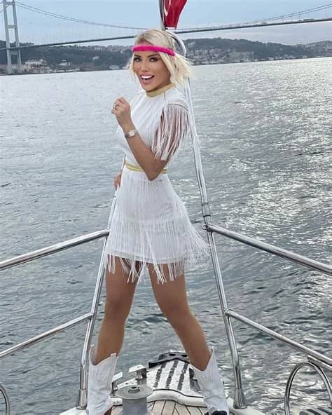 Esra Ersoy Biyografisi foto galeri 1
