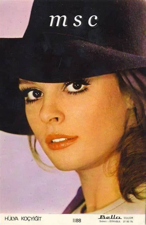 Hülya Koçyiğit Biyografisi foto galeri 1