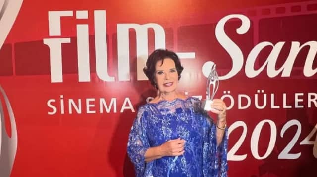Hülya Koçyiğit Biyografisi foto galeri 3