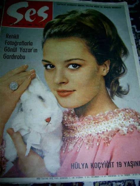 Hülya Koçyiğit Biyografisi foto galeri 4
