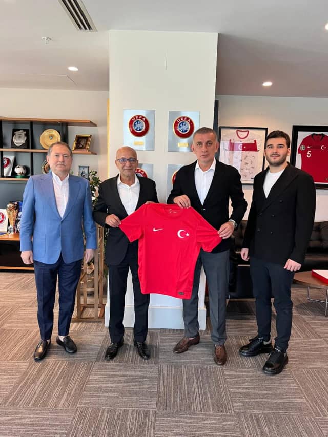 Laçin Mıstıkoğlu Biyografisi foto galeri 1