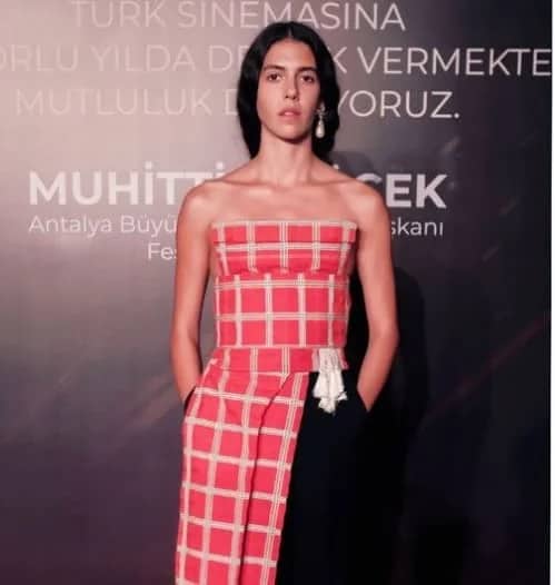 Melis Ebuzziya Biyografisi foto galeri 1