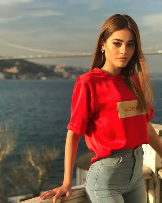 Simay Barlas Biyografisi foto galeri 3