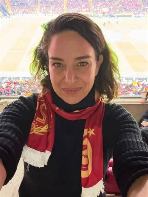 Yasemin Sadıkoğlu Biyografisi foto galeri 1