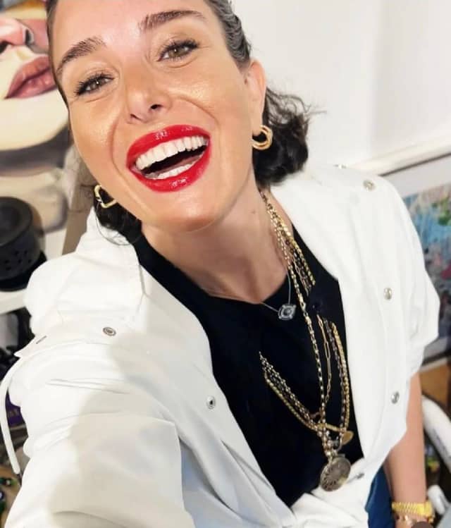 Yasemin Sadıkoğlu Biyografisi foto galeri 2