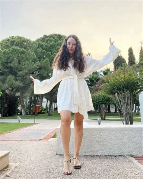 Yasemin Sadıkoğlu Biyografisi foto galeri 5