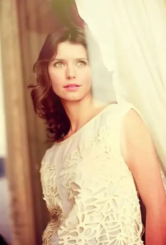 Beren Saat Biyografisi foto galeri 2