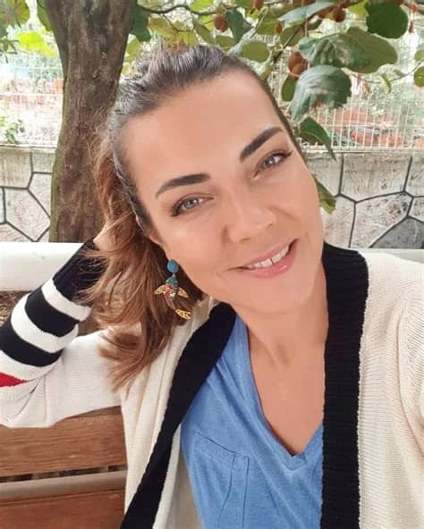 Burcu Kara Biyografisi foto galeri 3