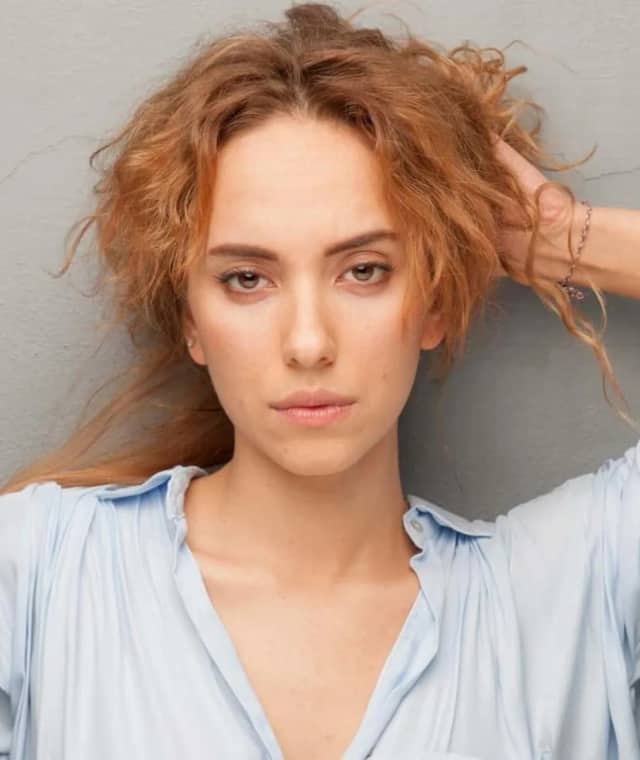 Duygu Sarışın Biyografisi foto galeri 1