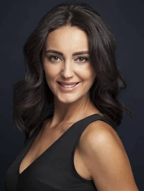 Ebru Öztürk Biyografisi foto galeri 1