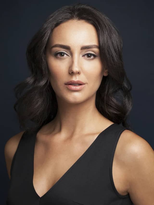 Ebru Öztürk Biyografisi foto galeri 3