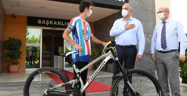 Emir Altuğ Biyografisi foto galeri 3