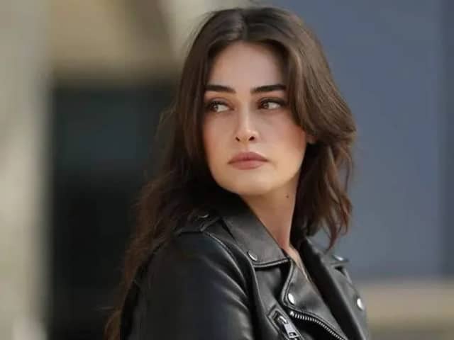 Esra Bilgiç Biyografisi foto galeri 1