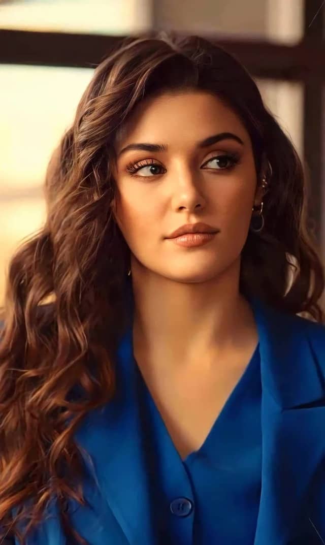 Hande Erçel Biyografisi foto galeri 1