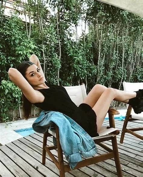 Hande Erçel Biyografisi foto galeri 4