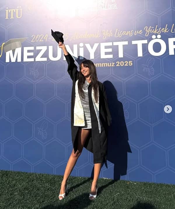 Hilal Ertunalı Biyografisi foto galeri 3