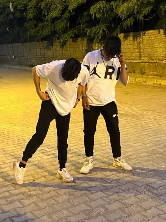 İsimsiz Erkek Kardeş Biyografisi foto galeri 1
