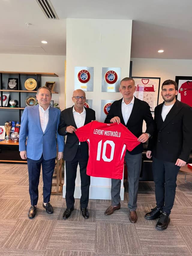Laçin Mıstıkoğlu Biyografisi foto galeri 2