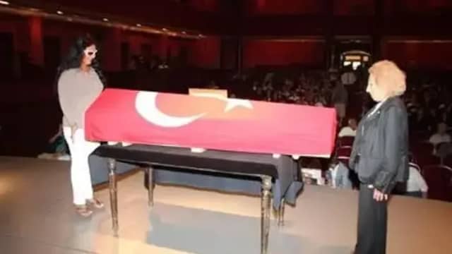 Mete Uğur Biyografisi foto galeri 3