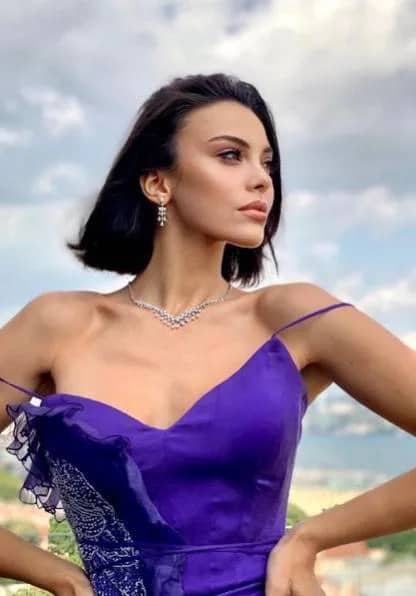 Tuvana Türkay Biyografisi foto galeri 1