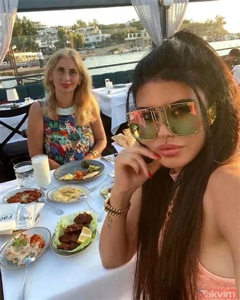 Yıldız Dizdar Biyografisi foto galeri 2