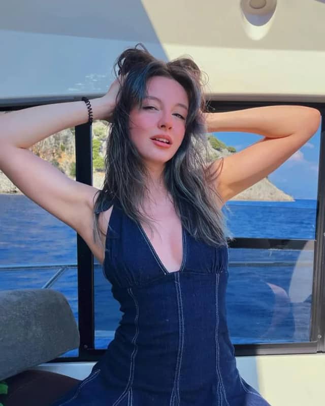 Zeynep Gence Biyografisi foto galeri 2